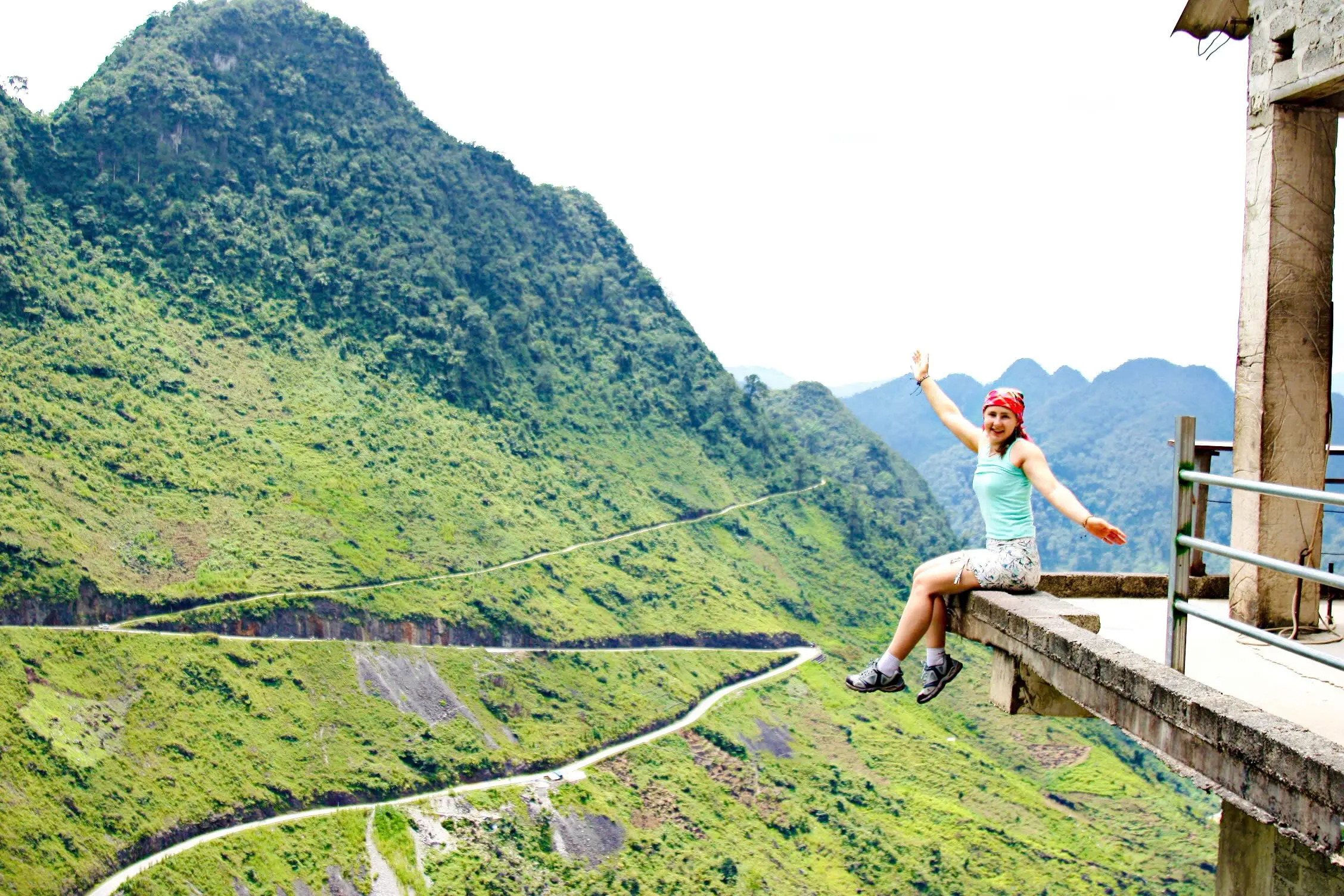 Cán Tỷ Pass scenic mountain road on Ha Giang Loop 2 days 1 night tour