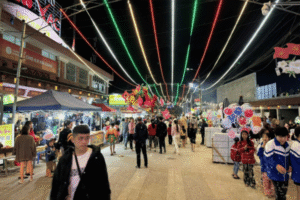 meo vac sunday market at night