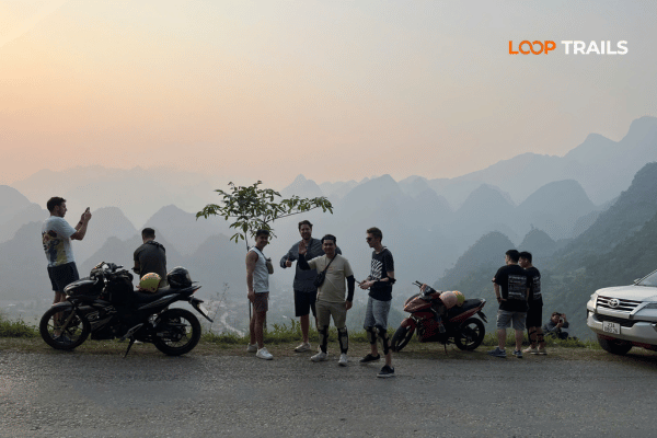 stop and take photos in ma pi leng pass ha giang road trip