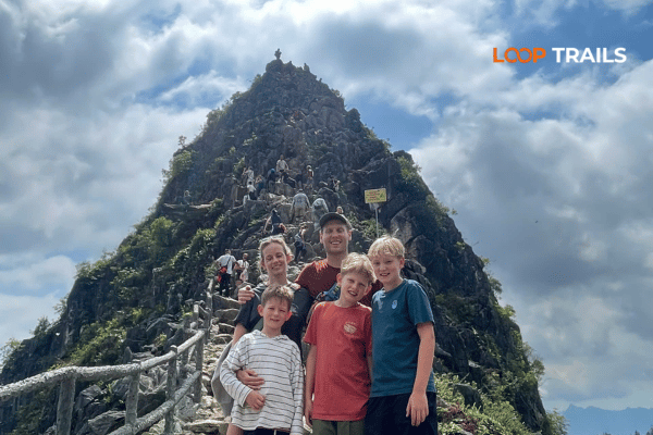 take photos in ma pi leng skywalk with looptrails