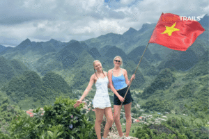 tourists of looptrails in lung ho viewpoint (2)