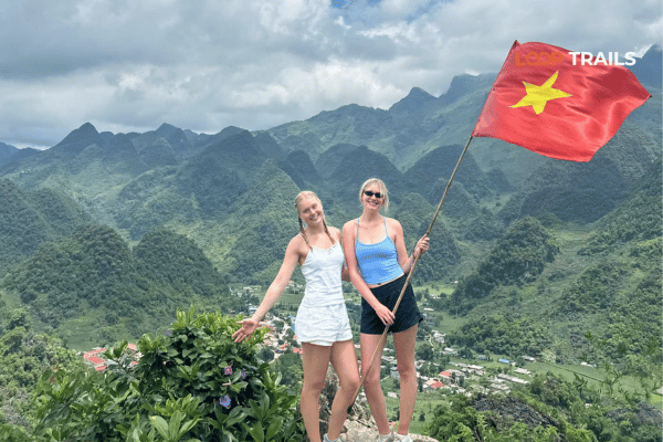 tourists of looptrails in lung ho viewpoint (2)