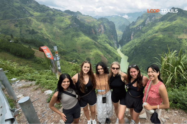tourists of looptrails in ma pi leng pass & nho que river viewpoint (2) tourists of looptrails in ma pi leng pass & nho que river viewpoint
