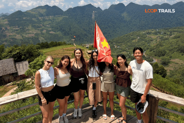 tourists of looptrails in ma pi leng pass