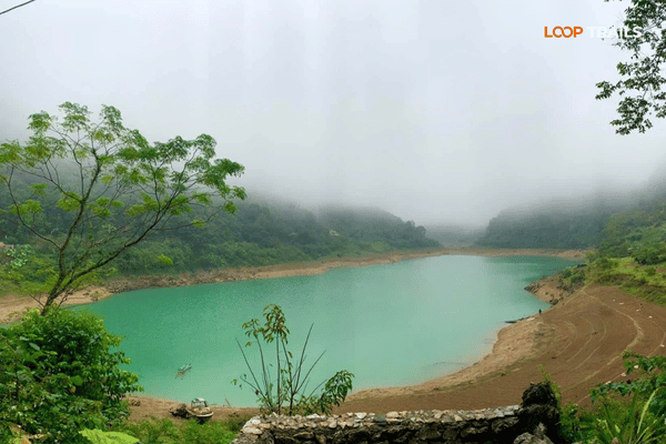 Early morning mist on the surface of Thang Hen Lake in Cao Bang