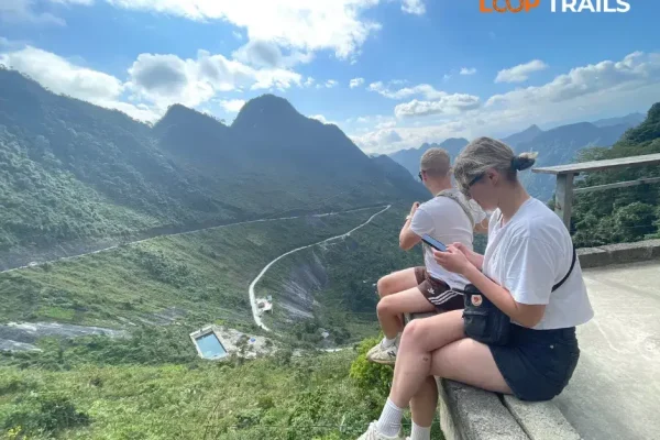 2 customers sitting to see the view of ma pi leng pass