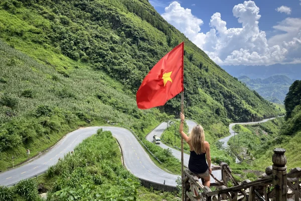 tham ma pass with a girl