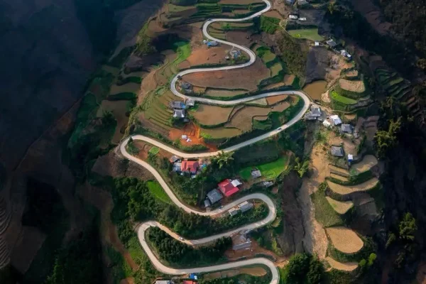 Ma Pi Leng Pass Ha Giang Loop difficult road section drop