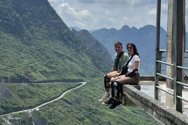 khách hàng của loop trails tours ha giang đang ngồi tại góc của một ngôi nhà chơi vơi giữa khoảng không trên đèo cán tỉ quản bạ hà giang việt nam trên chuyến đi hà giang loop 3d2n motorbike tour