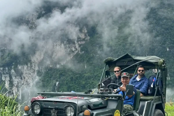 IMG_8015 ảnh lái xe jeep và khách hàng của loop trails tour ha giang ngồi trên xe jeep với view núi rừng vách núi đẹp trên cung đường hà giang loop by jeep