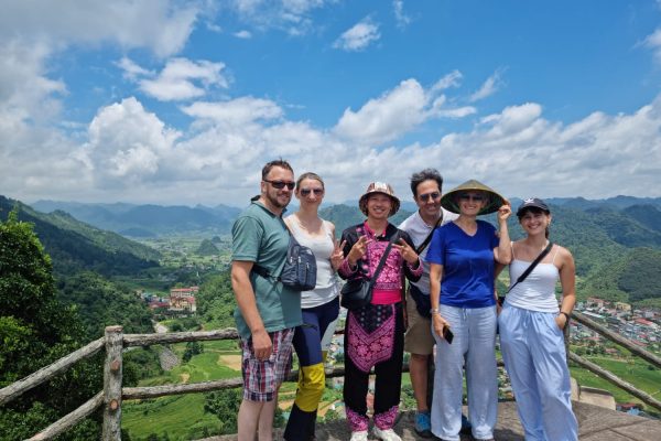 ảnh hướng dẫn viên của loop trails tours ha giang chụp cùng khách hàng tại núi đôi quản bạ hà giang