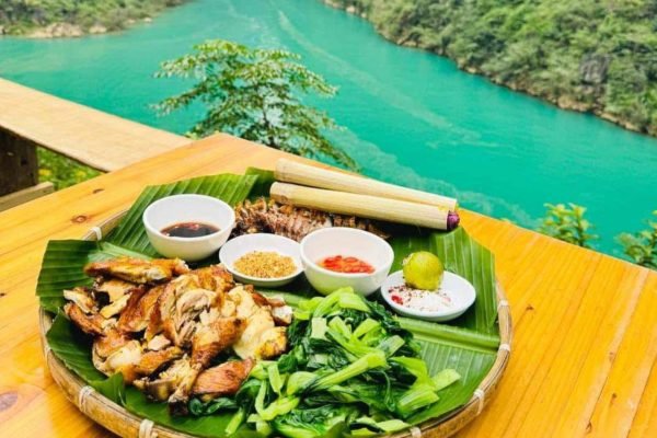 have lunch at roadside with nho que river view