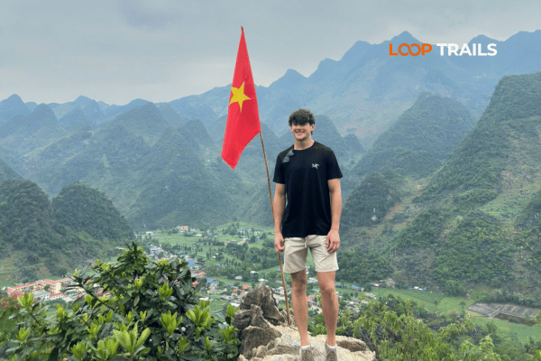 customer of looptrails take photos in lung ho