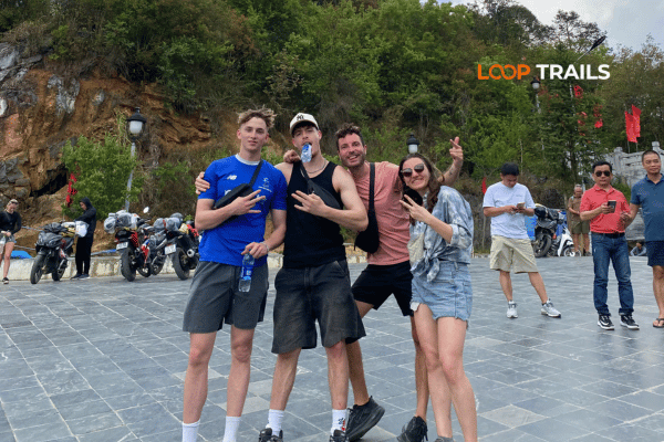 customers of looptrails in lung cu flag tower