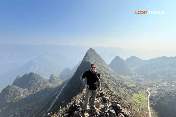 Visitors wearing protective shoe covers on Ma Pi Leng glass bridge floor ma pi leng skywalk guide