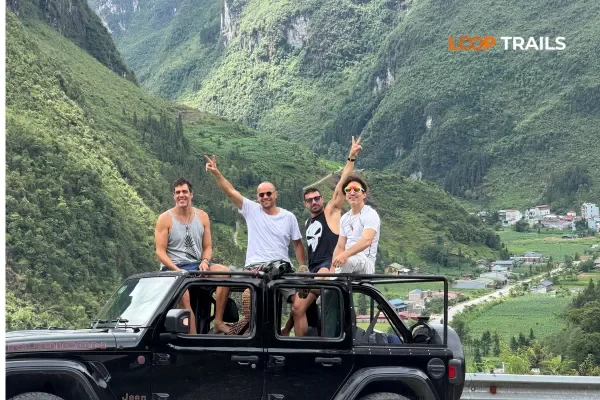 Army Jeep vs Jeep Wrangler Rubicon Ha Giang