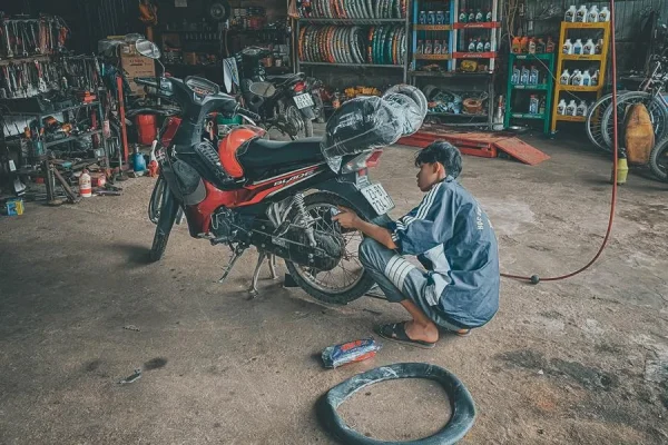 Local sua xe motorbike repair shop in a Ha Giang town