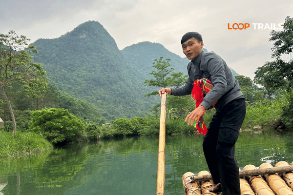 kayaking in thang hen lake in cao bang