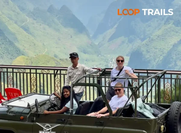 khách hàng của loop trails hostel chụp tại đường thượng trong tour ha giang loop tour 3d2n