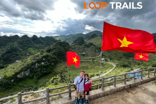 khách của loop trails tours ha giang chụp tại M pass