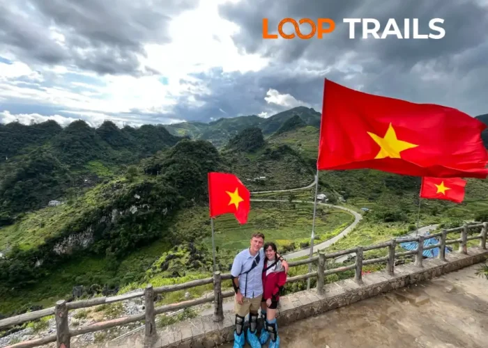 khách của loop trails tours ha giang chụp tại M pass