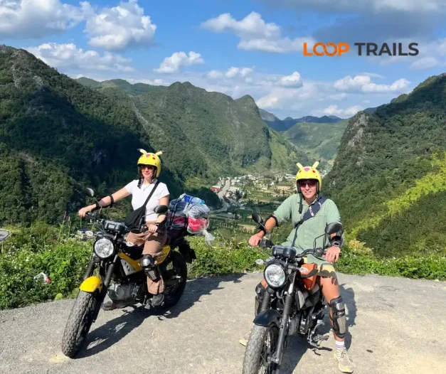 khách hàng của loop trails tours ha giang chụp tại cao nguyên đá đồng văn