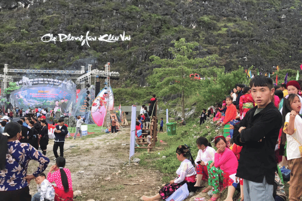reunion at Khau Vai love market Ha Giang ethnic minority couple