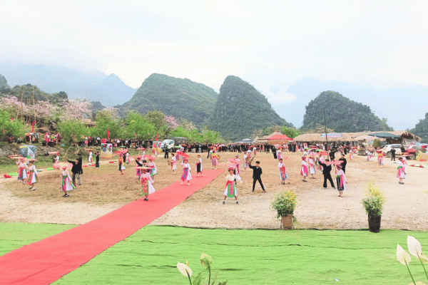 Flower H'mong women in traditional dress at Khau Vai Love Market Ha Giang