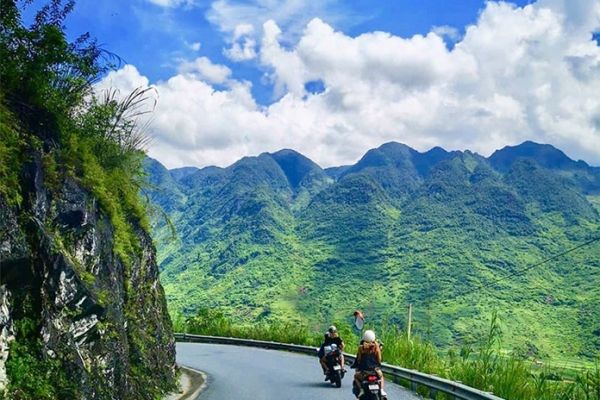 Riding motorbike on Ma Pi Leng Pass Ha Giang Ha Giang Automatic vs Manual BikeLoop