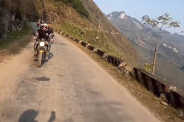 dry road conditions Ha Giang Loop motorbike riding