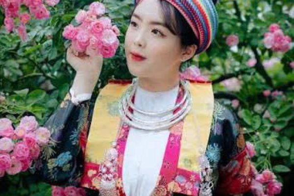 white Hmong woman weaving indigo fabric Ha Giang