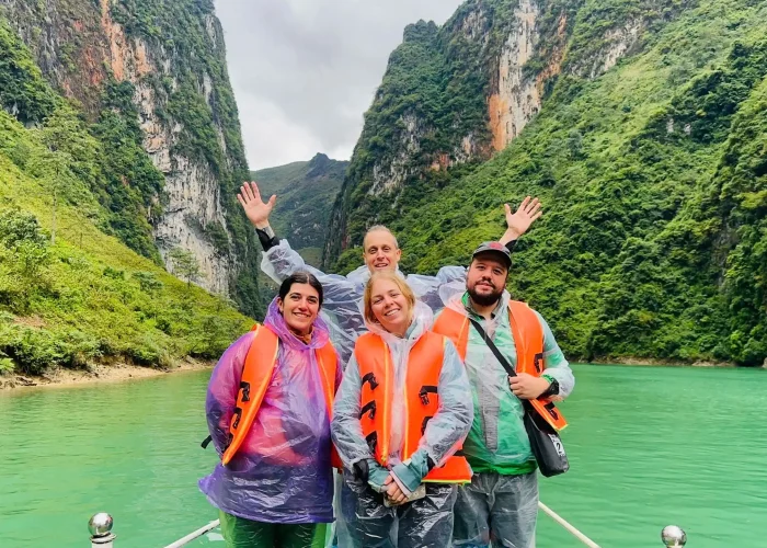 ha giang loop tour on nho que river boat tour