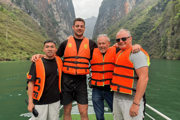 nho que river boat trip with looptrails