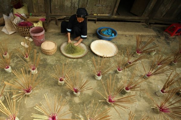 Traditional incense making by hand Phia Thap Tay village Cao Bang