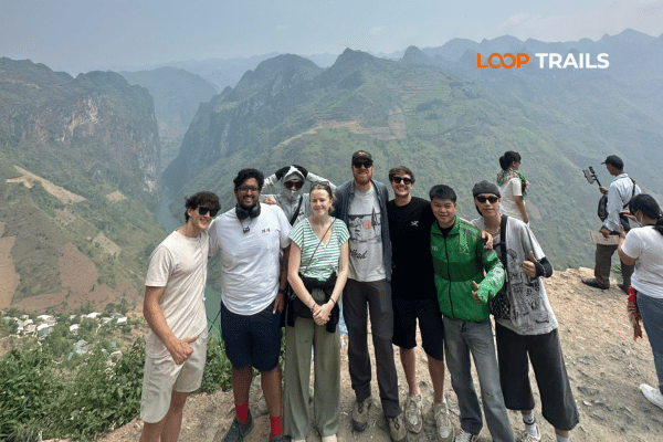 take photos at nho que river and tu san canyon viewpoint