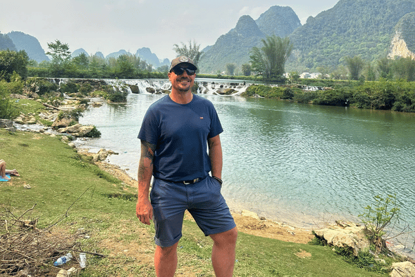 take photos in ban gioc waterfall on cao bang loop