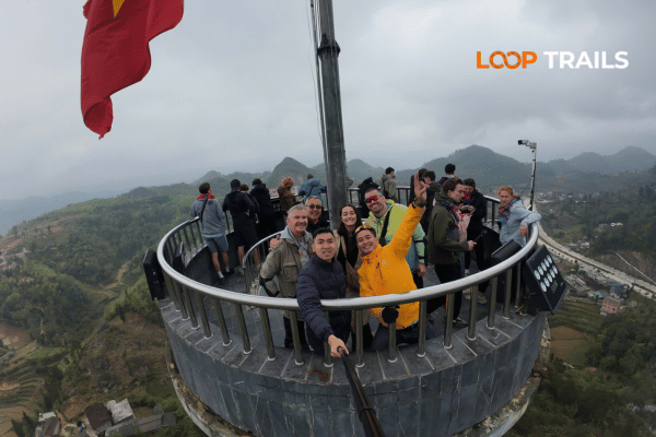 take photos in lung cu flag tower withlooptrails