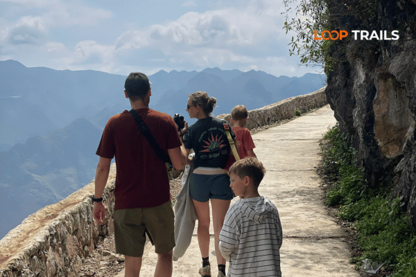 take photos in ma pi leng skywalk with looptrails