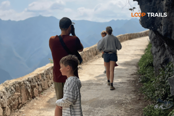take photos in ma pi leng skywalk with looptrails