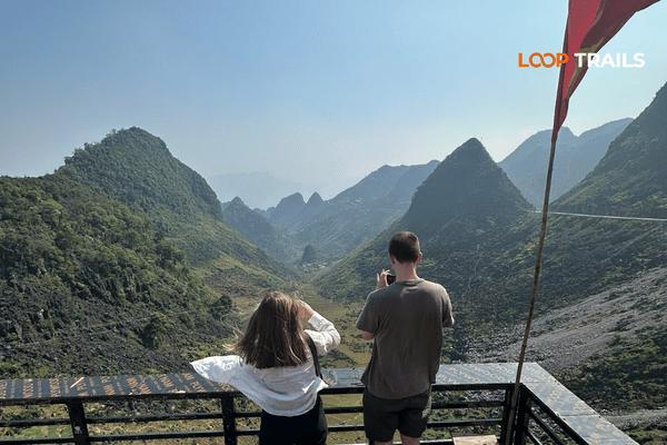 take photos in ma pi leng skywalk with looptrails