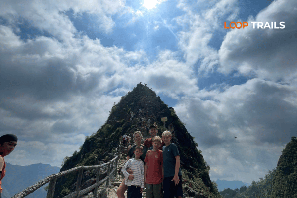 take photos in ma pi leng skywalk with looptrails