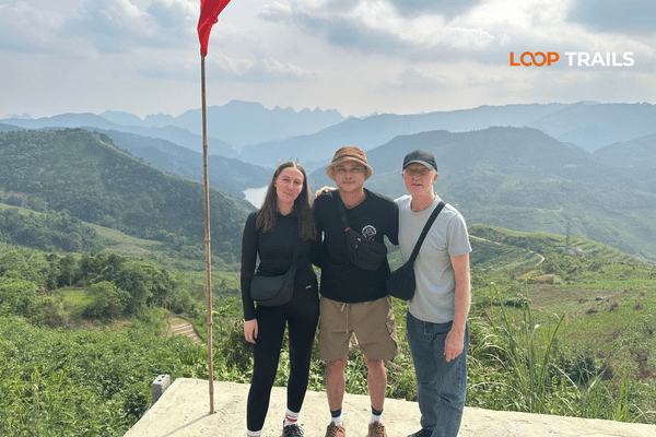 take photos in nho que river viewpoint ha giang loop tours