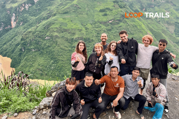 take photo with view of nho que river