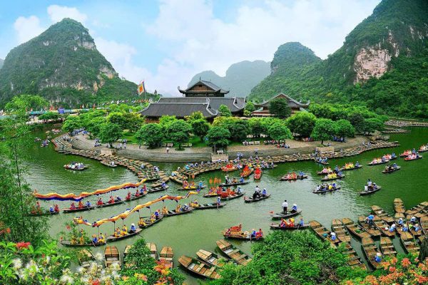 Trang An boat tour Ninh Binh Vietnam karst landscape ha giang vs ninh binh