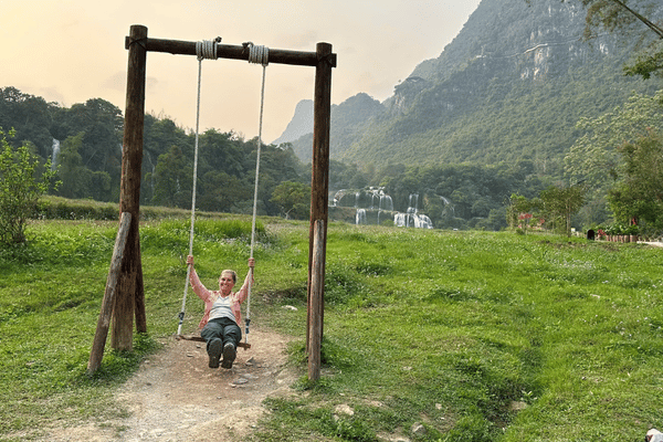 the tourist in ban gioc waterfall with looptrails