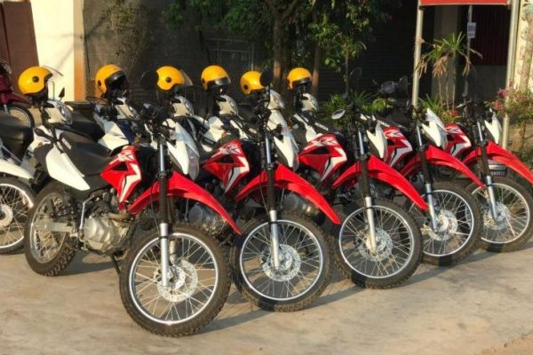 Manual motorcycle clutch and gear controls for Ha Giang riding Ha Giang Automatic vs Manual Bike