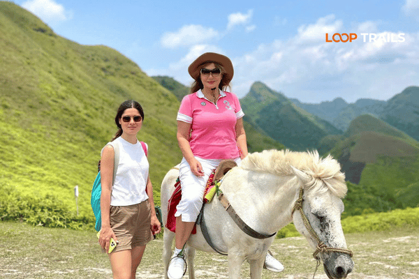 tourist of looptrails on a horse in ba quang, cao bang province
