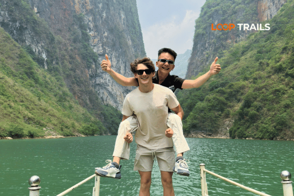 tourist of looptrails on nho que river boat trip