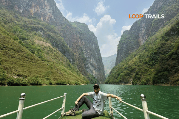 tourist of looptrails on nho que river boat trip