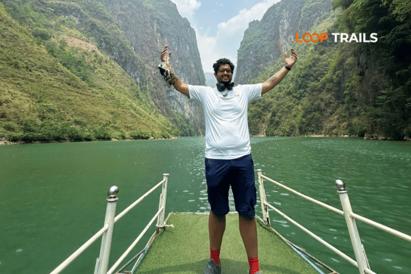 tourist of looptrails on nho que river boat trip